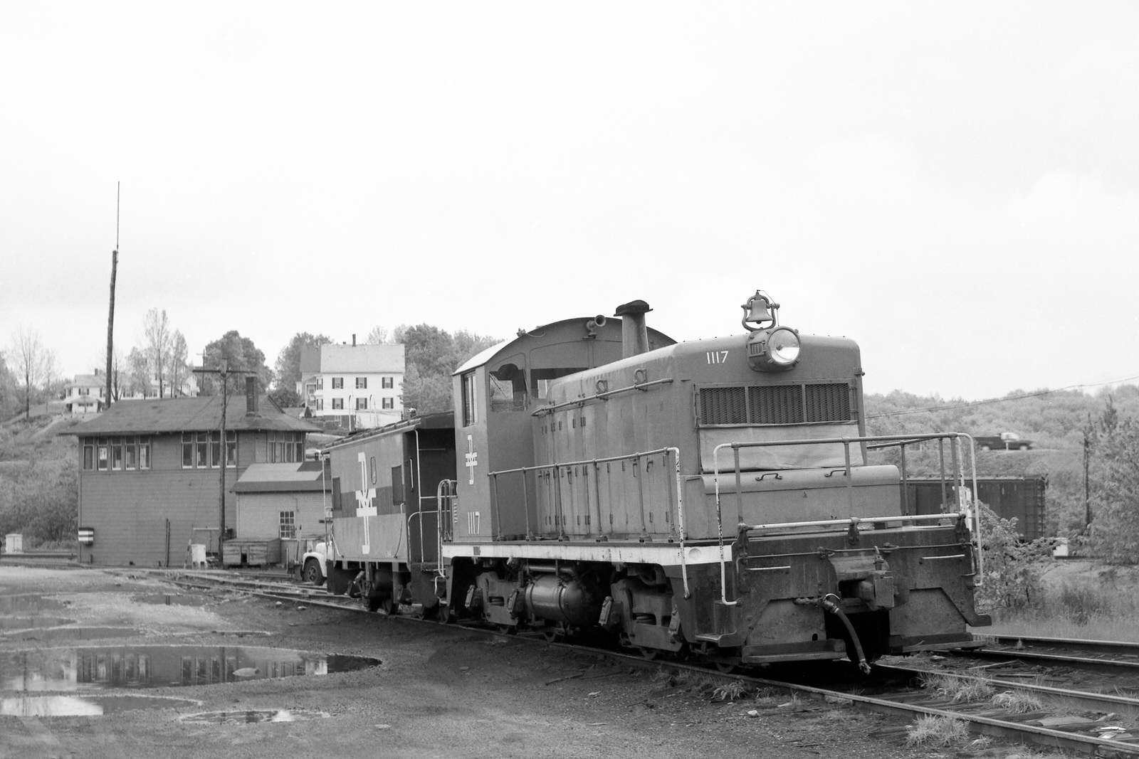 Boston & Maine SW1 #1117 @ Gardner, MA on 6/1/1974. (8x12) Boston & Maine SW1 #1117 @ Gardner, MA on 6/1/1974. (8x12)