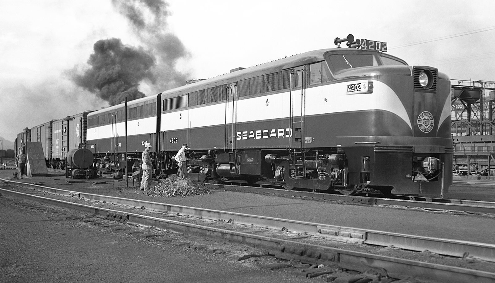 SAL FA1 4202 and FB2 #4302 at Enola, PA on 5/23/48. Built NEW 5/48 by Alco. (8x14) SAL FA1 4202 and FB2 #4302 at Enola, PA on 5/23/48. Built NEW 5/48 by Alco. (8x14)