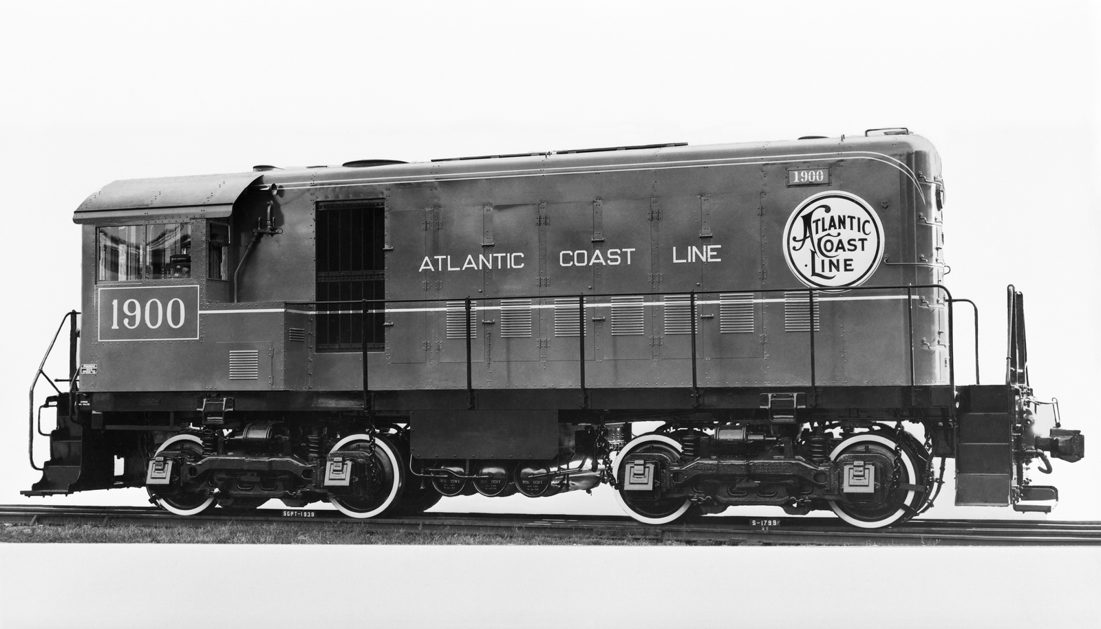 Atlantic Coast Line Alco HH660 #1900. Sept 1939. (8x14) Atlantic Coast Line Alco HH660 #1900. Sept 1939. (8x14)