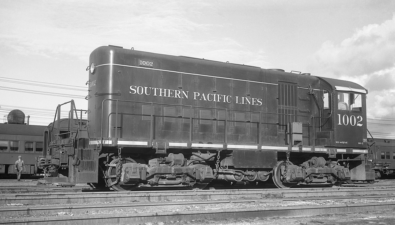Southern Pacific Alco HH660 #1002 at Oakland, CA Date ? (8x14) Southern Pacific Alco HH660 #1002 at Oakland, CA Date ? (8x14)